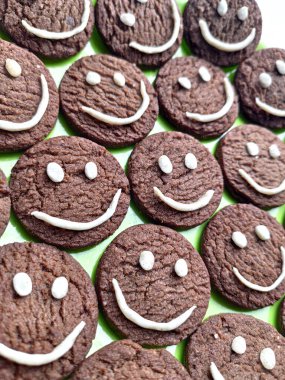 Sarı pürüzsüz bir dünya mutluluğu günü fotoğrafı..