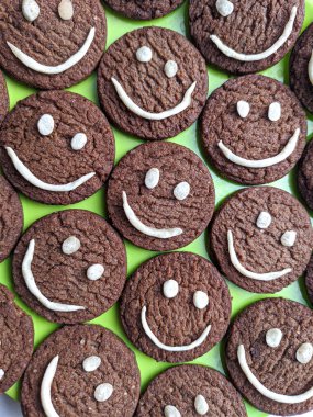 Sarı pürüzsüz bir dünya mutluluğu günü fotoğrafı..