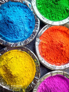 Holi festivali için farklı renkler.