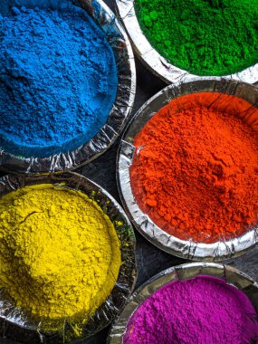 Holi festivali için farklı renkler.