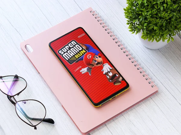 Assam, Hindistan - 11 Ekim 2020: telefon ekranında Super Mario logosu.