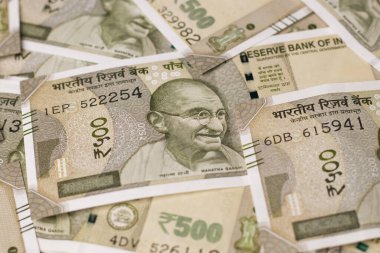 Assam, Hindistan - 30 Mart 2021: Hindistan 'ın yeni 500 rupisi hisse senedi imajı.