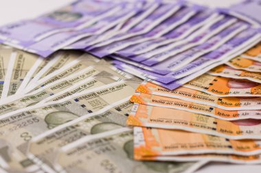 Assam, Hindistan - 30 Mart 2021: Hindistan 'ın yeni Rupileri hisse senedi imajına dikkat çekti.