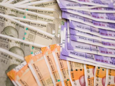 Assam, Hindistan - 30 Mart 2021: Hindistan 'ın yeni Rupileri hisse senedi imajına dikkat çekti.