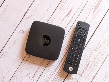 Assam, Hindistan - 28 Nisan 2020: Jio fiber / TV set top box 4k. 