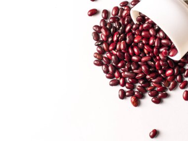 Beyaz arkaplan görüntüsü ile izole kırmızı böbrek fasulyesi.