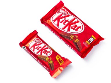 Assam, Hindistan - 15 Ağustos 2020: Kitkat çikolatası stok görüntüsünü izole etti.