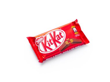 Assam, Hindistan - 15 Ağustos 2020: Kitkat çikolatası stok görüntüsünü izole etti.
