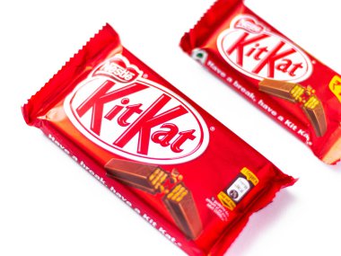 Assam, Hindistan - 15 Ağustos 2020: Kitkat çikolatası stok görüntüsünü izole etti.