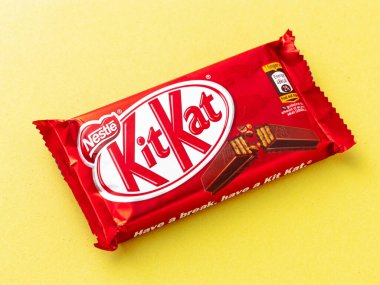 Assam, Hindistan - 15 Ağustos 2020: Kitkat çikolatası stok görüntüsünü izole etti.