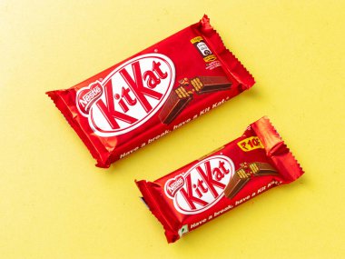 Assam, Hindistan - 15 Ağustos 2020: Kitkat çikolatası stok görüntüsünü izole etti.