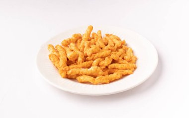 Tabaktaki Kurkure beyaz arkaplan ile izole edilmiş hisse senedi resmi.