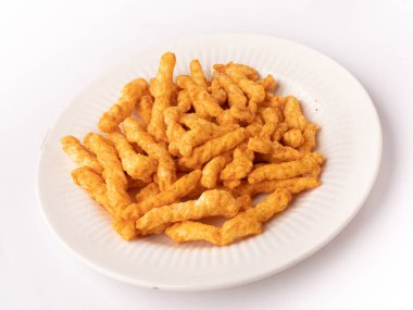 Tabaktaki Kurkure beyaz arkaplan ile izole edilmiş hisse senedi resmi.