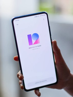 Assam, Hindistan - 19 Temmuz 2020: MIUI 12 logosu. Xiaomi 'nin özel android derisi..