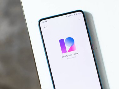 Assam, Hindistan - 19 Temmuz 2020: MIUI 12 logosu. Xiaomi 'nin özel android derisi..