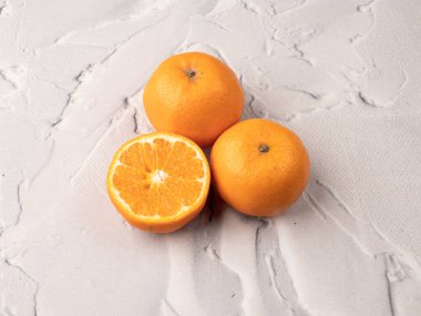 Taze Portakallar beyaz arkaplan ile izole edilmiş stok görüntüsü.