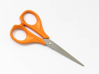 Beyaz arkaplan ile turuncu makas.