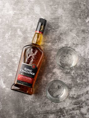 Assam, Hindistan - 18 Nisan 2021: Royal challenge viski şişesi görüntüsü.