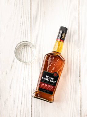 Assam, Hindistan - 18 Nisan 2021: Royal challenge viski şişesi görüntüsü.