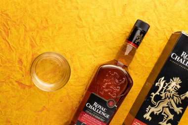 Assam, Hindistan - 18 Nisan 2021: Royal challenge viski şişesi görüntüsü.