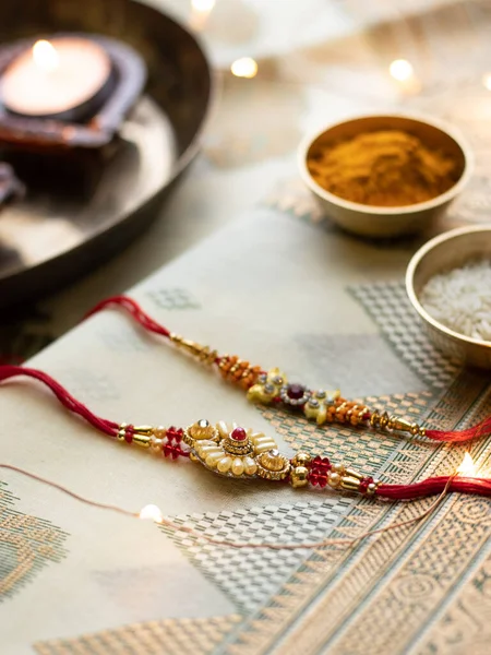 Raksha Bandhan Fundo Com Elegante Rakhi Grãos Arroz Fundo Texturizado — Fotografia de Stock