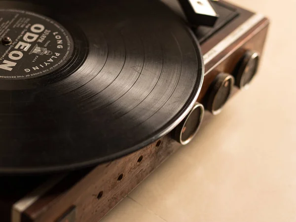 ヴィンテージ木製レコードプレーヤーストック画像 — ストック写真
