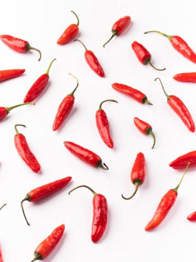 Beyaz arkaplan görünümlü taze kırmızı biber.