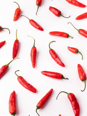 Beyaz arkaplan görünümlü taze kırmızı biber.