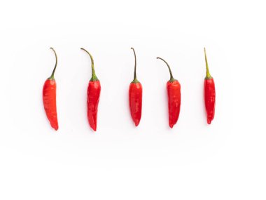 Beyaz arkaplan görünümlü taze kırmızı biber.