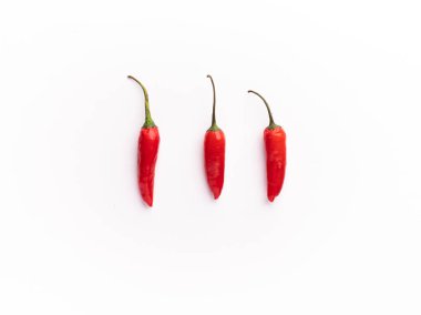 Beyaz arkaplan görünümlü taze kırmızı biber.