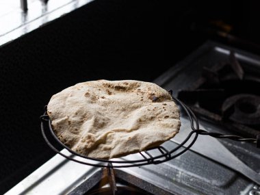 Chapati / Tava Roti / Roti ayrıca Hint ekmeği veya Fulka / phulka olarak da bilinir. Hindistan 'da öğle ve akşam yemeklerinin ana malzemesi. Yeşil renkli bir tabakta servis edilir ve izole edilir..