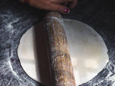 Chapati / Tava Roti / Roti ayrıca Hint ekmeği veya Fulka / phulka olarak da bilinir. Hindistan 'da öğle ve akşam yemeklerinin ana malzemesi. Yeşil renkli bir tabakta servis edilir ve izole edilir..