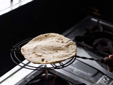 Chapati / Tava Roti / Roti ayrıca Hint ekmeği veya Fulka / phulka olarak da bilinir. Hindistan 'da öğle ve akşam yemeklerinin ana malzemesi. Yeşil renkli bir tabakta servis edilir ve izole edilir..