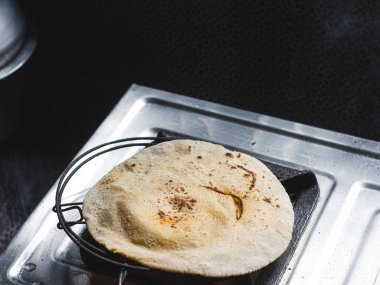 Chapati / Tava Roti / Roti ayrıca Hint ekmeği veya Fulka / phulka olarak da bilinir. Hindistan 'da öğle ve akşam yemeklerinin ana malzemesi. Yeşil renkli bir tabakta servis edilir ve izole edilir..