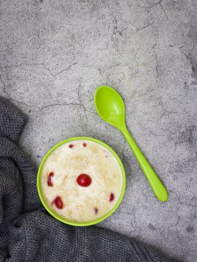 Sewai ya da Kheer bayram ya da Hint festivallerinde tüketildi. Yeşil bir kasede kırmızı kiraz sosuyla servis edilir..