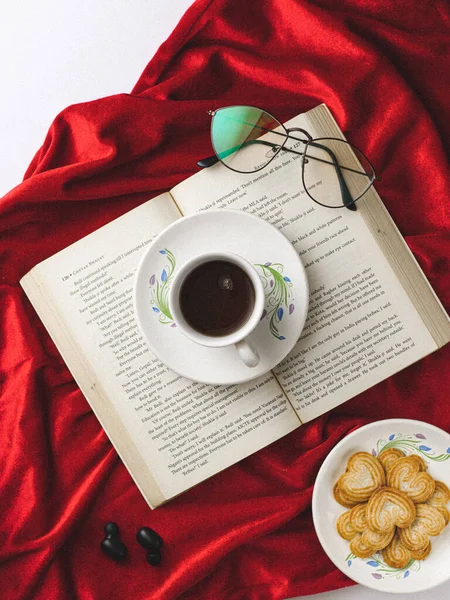 Kırmızı Bez Imgeli Bir Kitap Üzerinde Siyah Çay Kahve — Stok fotoğraf