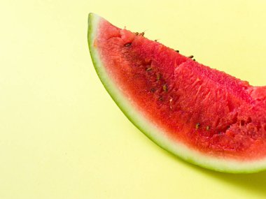 Beyaz tabakta dilimlenmiş karpuz kaşık ve çatal desenli beyaz arka planlı fotoğraf..