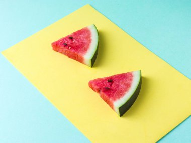 Beyaz tabakta dilimlenmiş karpuz kaşık ve çatal desenli beyaz arka planlı fotoğraf..