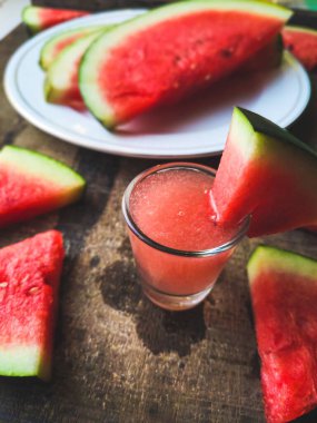 Beyaz tabakta dilimlenmiş karpuz kaşık ve çatal desenli beyaz arka planlı fotoğraf..