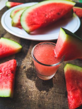 Beyaz tabakta dilimlenmiş karpuz kaşık ve çatal desenli beyaz arka planlı fotoğraf..