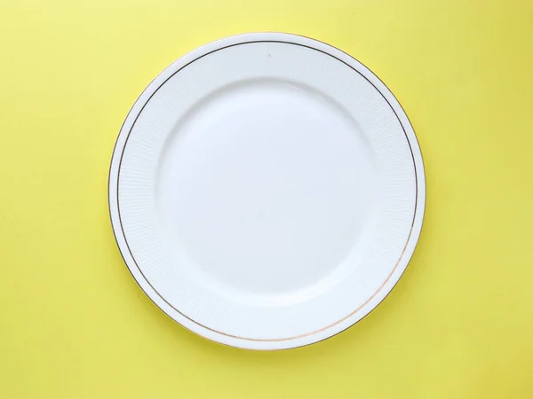 Белая Пластина Желтом Фоне — стоковое фото