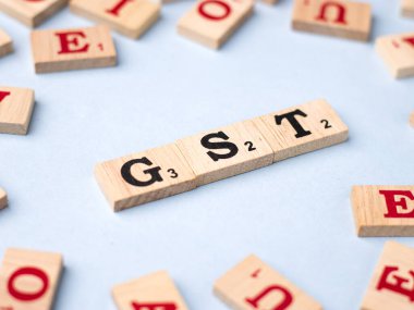 Assam, Hindistan - 30 Mart 2021: Tahta küplerin üzerine kelime GST yazıldı.