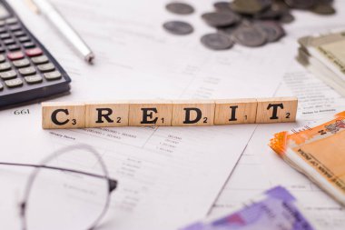 Assam, Hindistan - 30 Mart 2021: Sözcük KREDIT Tahta Küpler üzerine yazılmış.