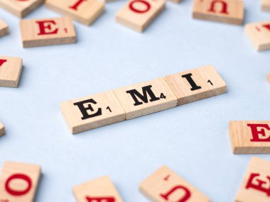 Assam, Hindistan - 30 Mart 2021: Tahta küplerin üzerine EMI yazıldı.