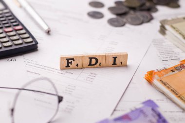 Assam, Hindistan - 30 Mart 2021: Tahta küplerin üzerine DDY yazıldı.