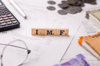 Assam, Hindistan - 30 Mart 2021: Tahta küplerin hisse senedi imajı üzerine IMF sözcüğü.