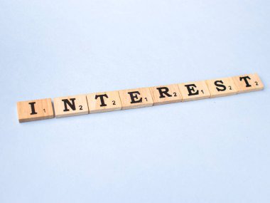 Assam, Hindistan - 30 Mart 2021: Tahta küplerin üzerine yazılmış kelime ilgisi.