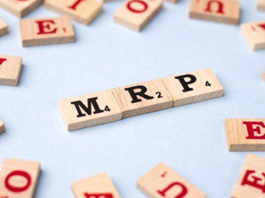 Assam, Hindistan - 30 Mart 2021: Tahta küplere yazılmış kelime MRP.