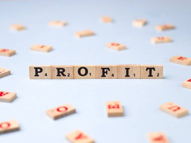 Assam, Hindistan - 30 Mart 2021: Tahta küplere yazılmış kelime proFIT.