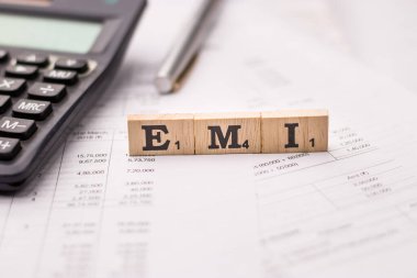 Assam, Hindistan - 30 Mart 2021: Tahta küplerin üzerine EMI yazıldı.